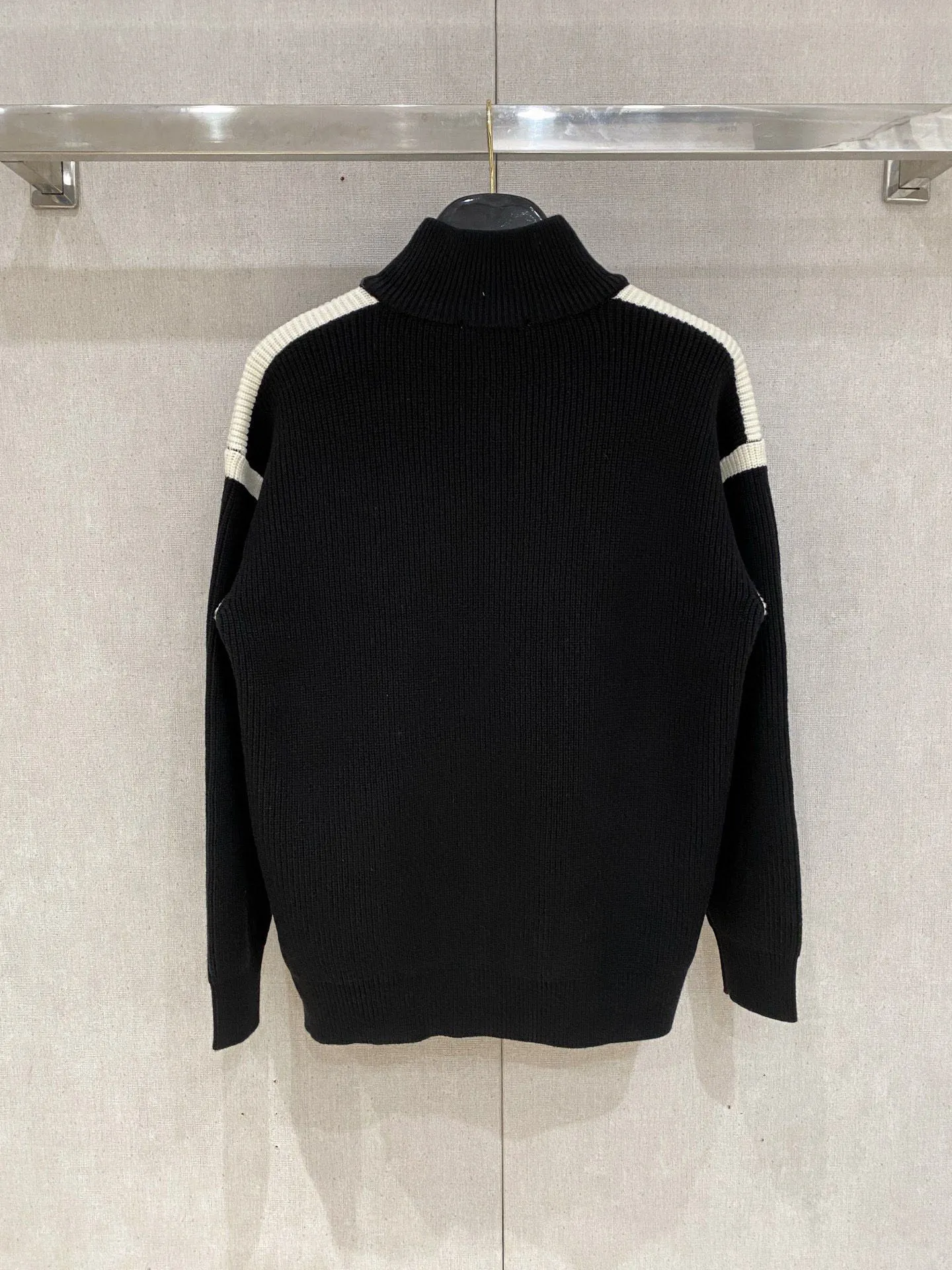 🅿️540 【LV Louis Vuitton】Autumn and winter classic cardigan sweater, in full condition! ! ! Wool blended fabric, the latest model in 2025, golden ratio! ! Slim-fitting soft gold, versatile and practical item, the combination and practicality are extremely powerful, simple and elegant, and classy! To create your own style, it is highly recommended to buy it in two colors. The standard slim fit tailoring process is suitable for both young and old men. It is knitted from wool and will not cause any discomfort! While keeping warm, it is stylish, textured and wearable, and the classic logo with contrasting colors on the chest feels in place! ! Recommended for regular customers! ! Size M-3XL (maximum wear: 190 pounds)